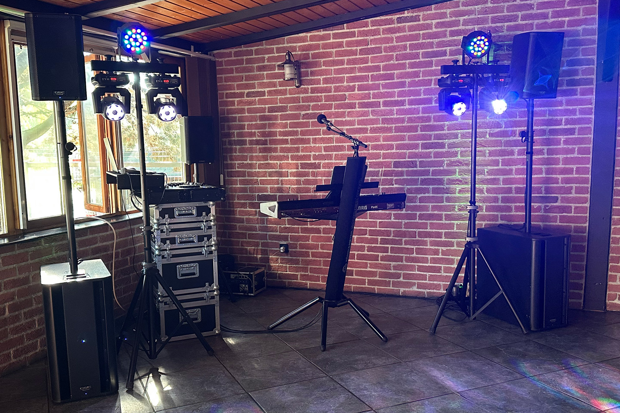 Élőzene és DJ egy kézből: szintetizátor, hangfalak és LED-lámpák Marcali Zoltán felállásában